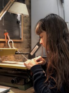 portrait Yuna atelier le chant du bois bijoux bois