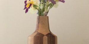 vase bois tourné et fleurs