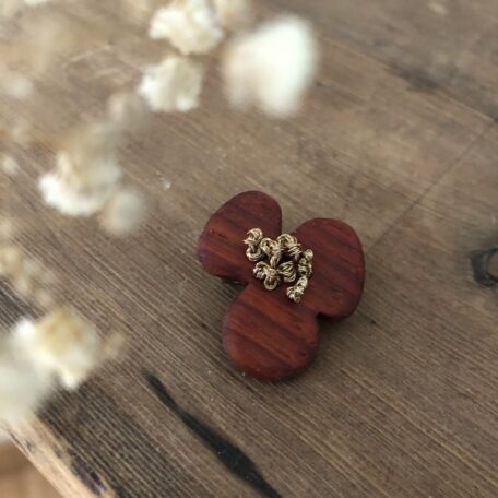 broche bois fleur et broderie