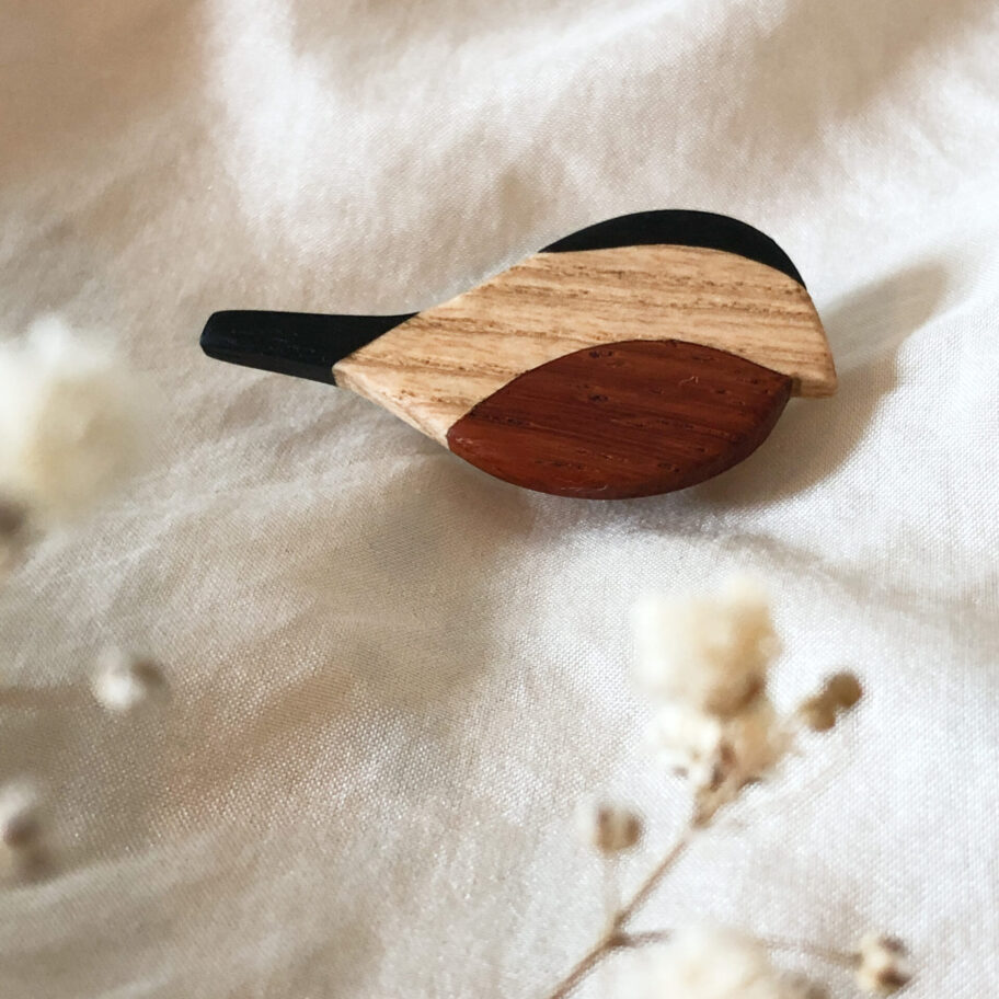 Broche Ancienne Fantaisie – Oiseau Portant Un Cœur, Couleur Grise, Occasion Bon état