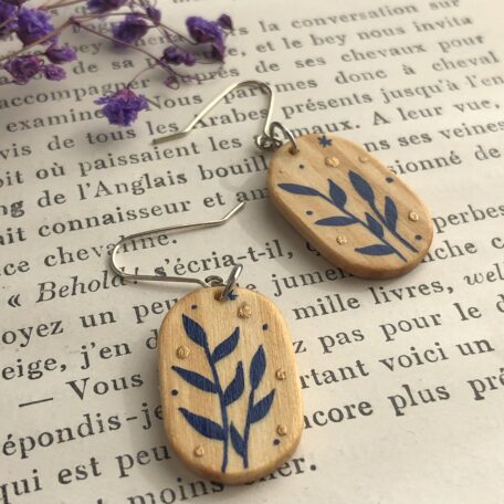 boucles d'oreilles bois feuilles bleues