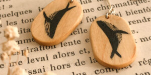 boucles d'oreilles baleine en bois recyclé