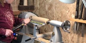 femme travaillant sur un tour a bois