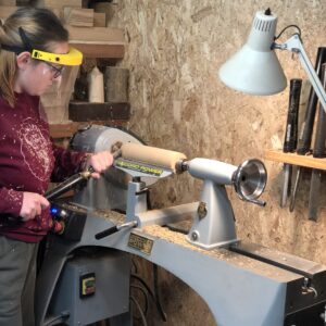 femme travaillant sur un tour a bois