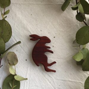 broche lievre en bois