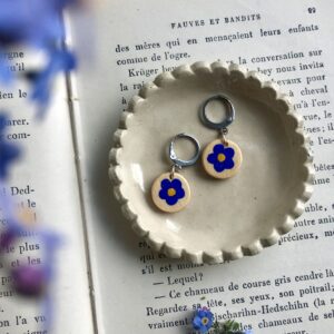 boucle d'oreille fleur bleue