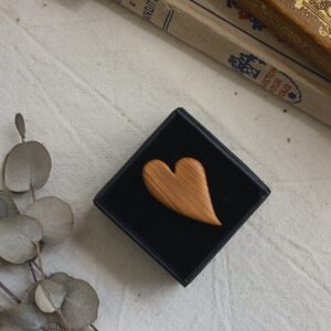 broche coeur en bois
